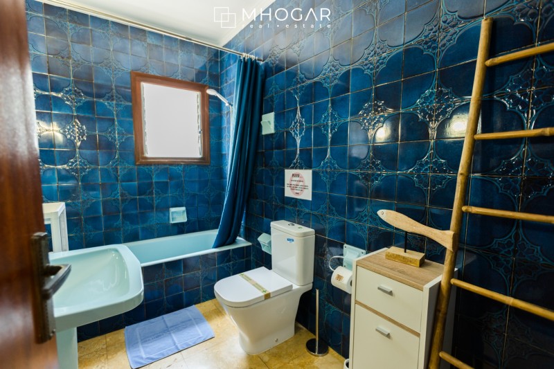 Venta - Oportunidad de inversión, Villa mediterránea frente a Cala Baladrar con apartamentos independientes y local comercial, Benissa, Costa Blanca!
